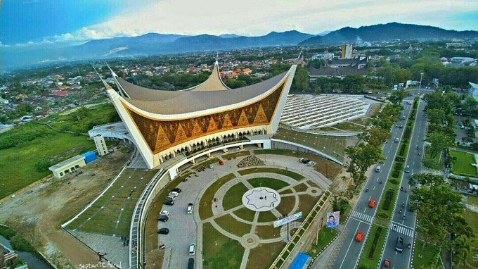 مسجد غرب سومطرة الكبير Grand Mosque of West Sumatra 5dc3ef9dd586d
